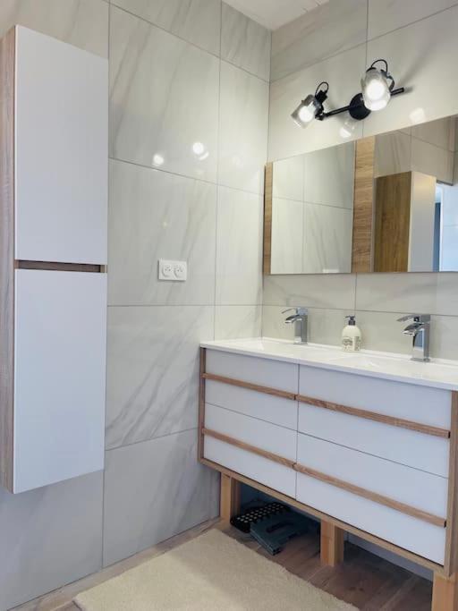 Agreable Maison De Village Avec Balcon Roiffieux Kültér fotó