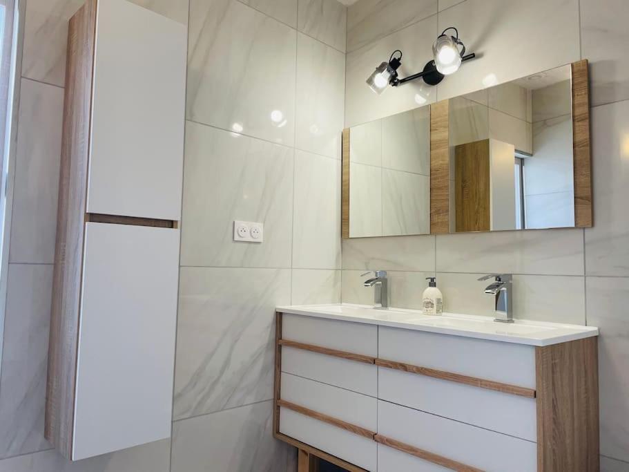 Agreable Maison De Village Avec Balcon Roiffieux Kültér fotó